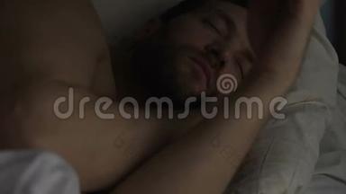 平心静气的长胡子男人睡在床上，张开嘴呼吸，健康睡眠
